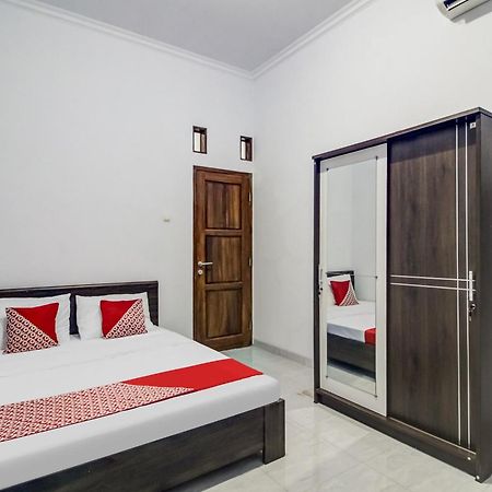 Oyo 91243 Bina Syariah Guest House Cirebon Zewnętrze zdjęcie