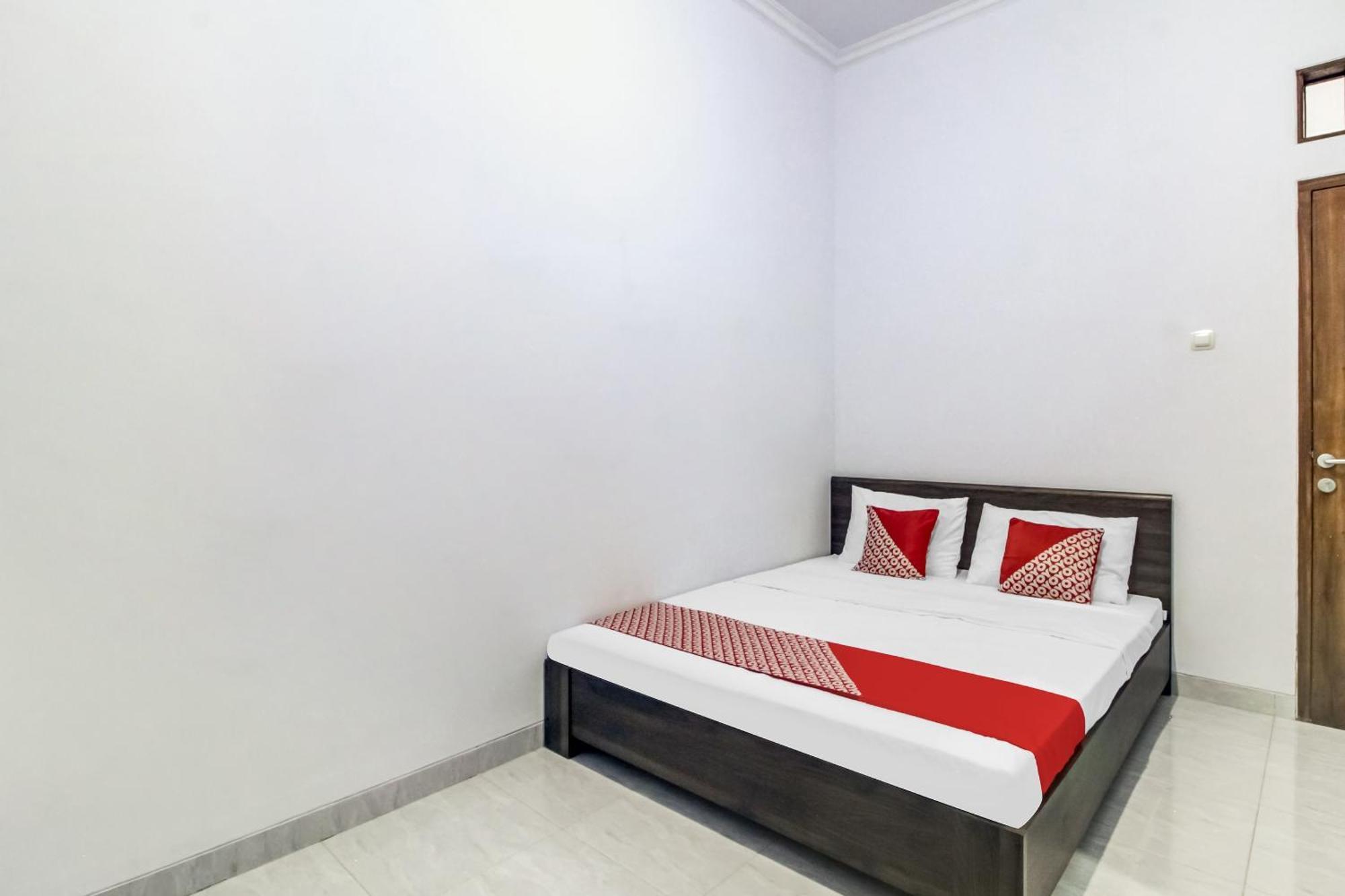 Oyo 91243 Bina Syariah Guest House Cirebon Zewnętrze zdjęcie