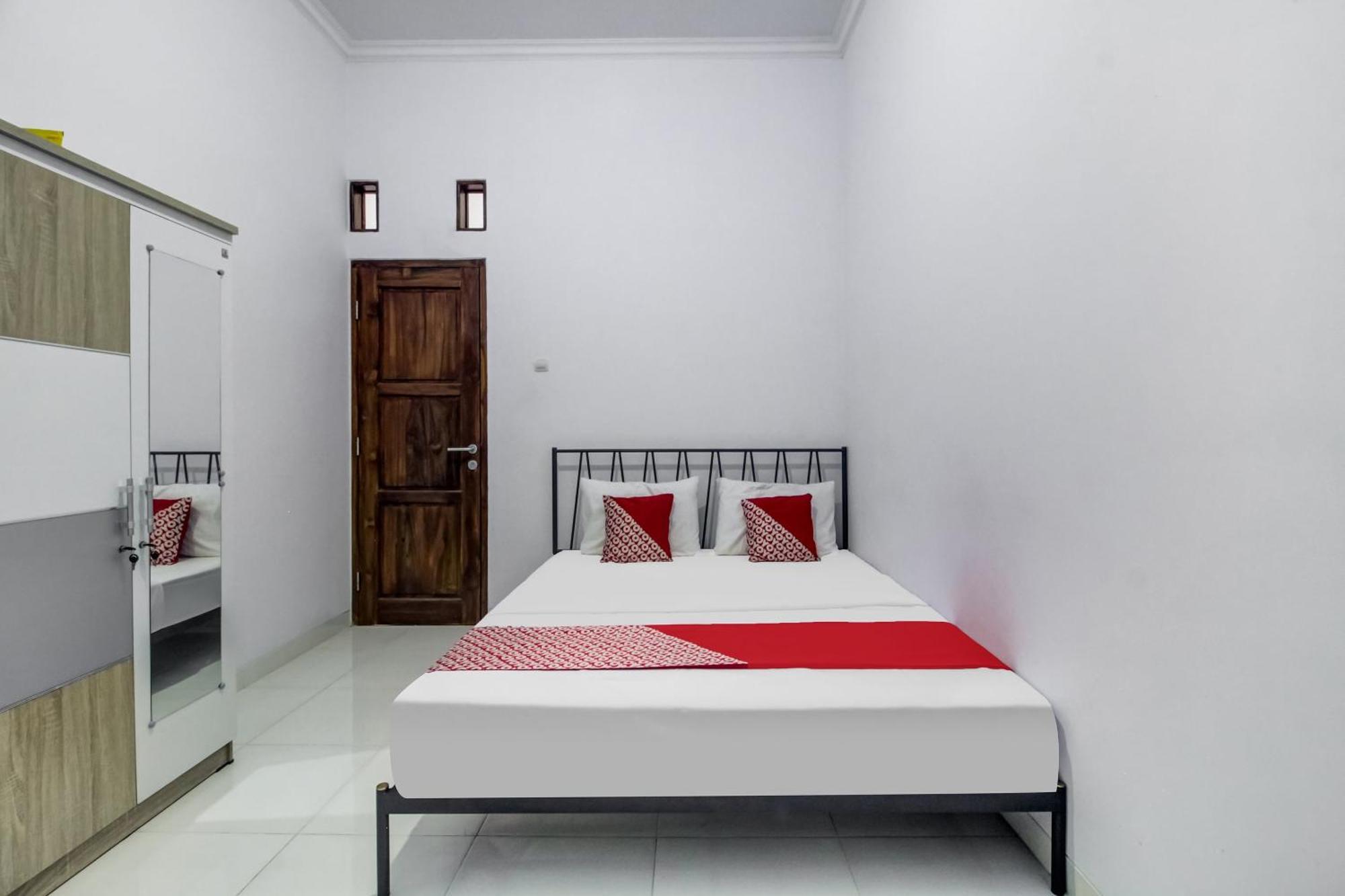 Oyo 91243 Bina Syariah Guest House Cirebon Zewnętrze zdjęcie