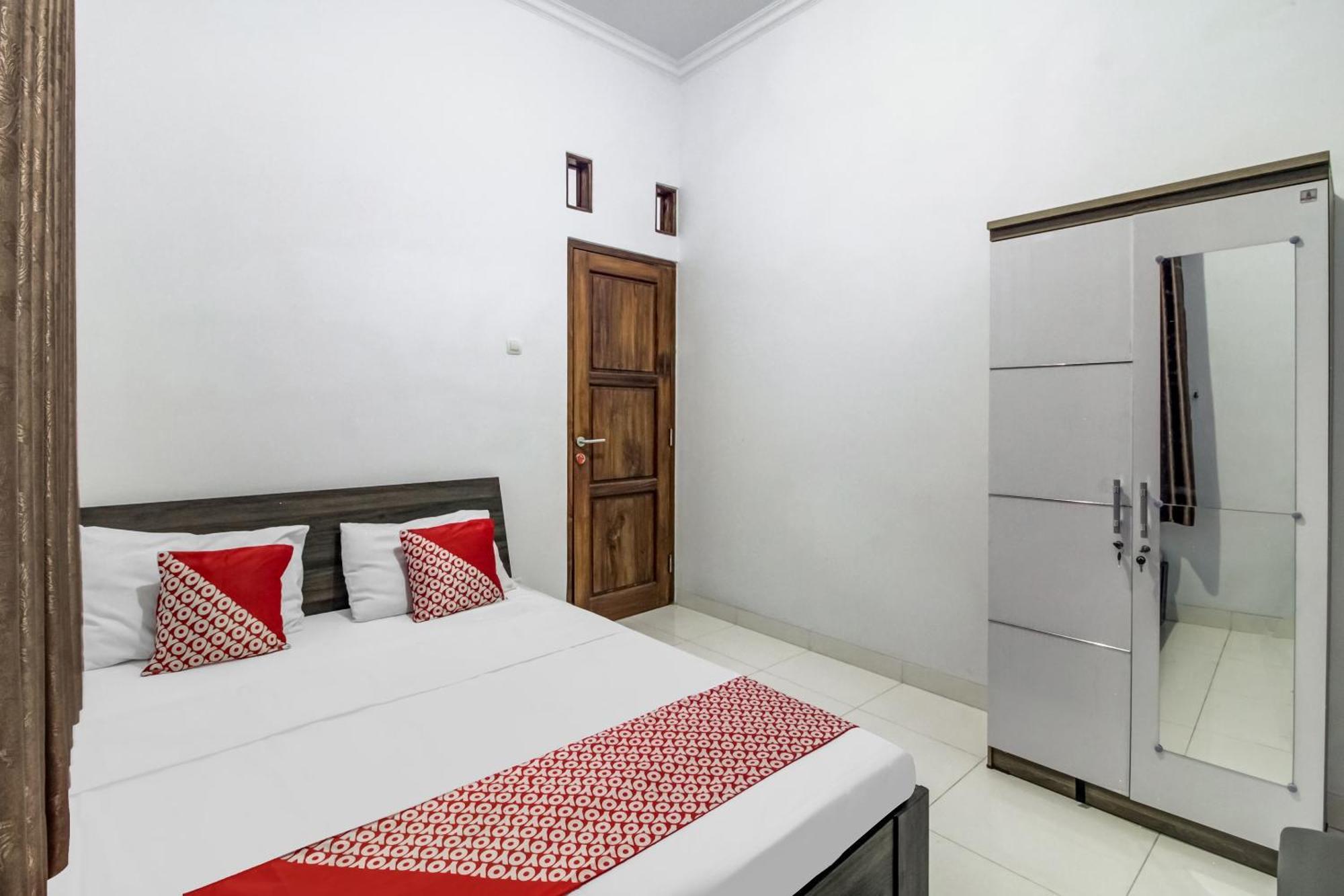 Oyo 91243 Bina Syariah Guest House Cirebon Zewnętrze zdjęcie