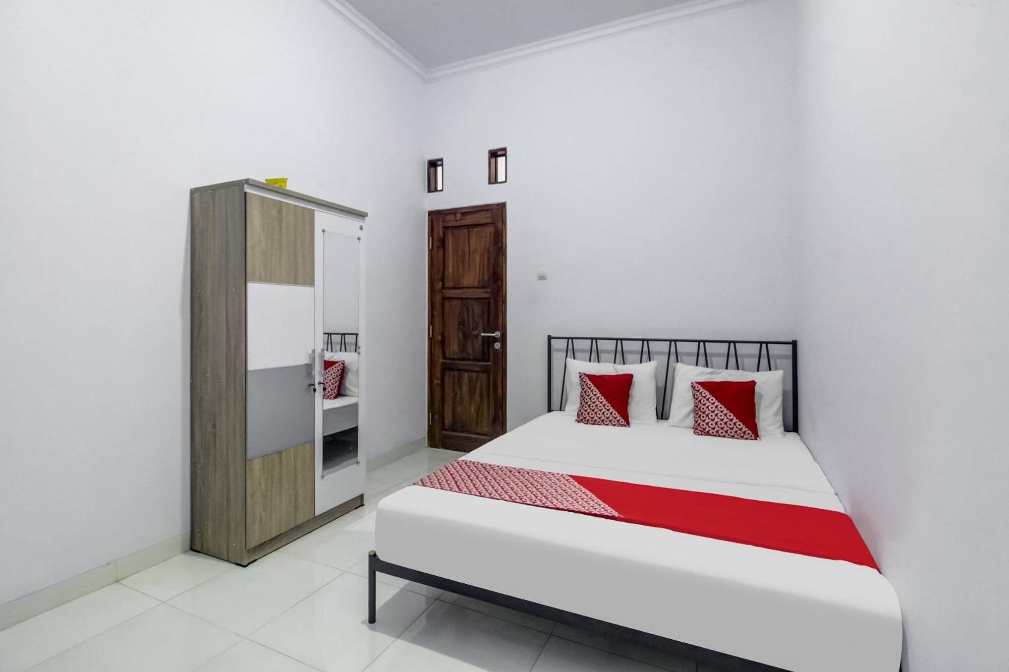 Oyo 91243 Bina Syariah Guest House Cirebon Zewnętrze zdjęcie