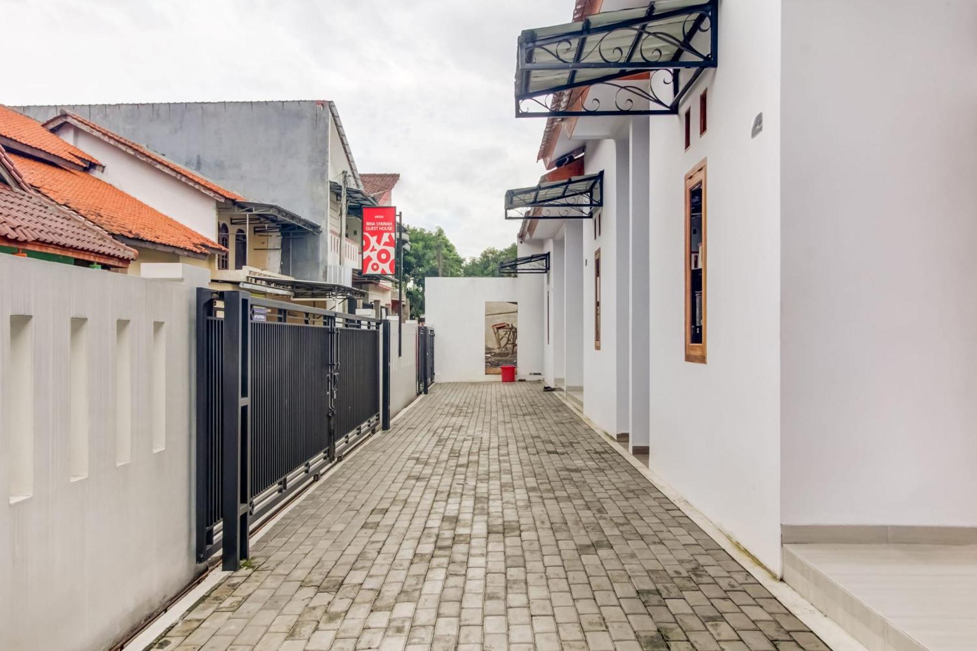 Oyo 91243 Bina Syariah Guest House Cirebon Zewnętrze zdjęcie