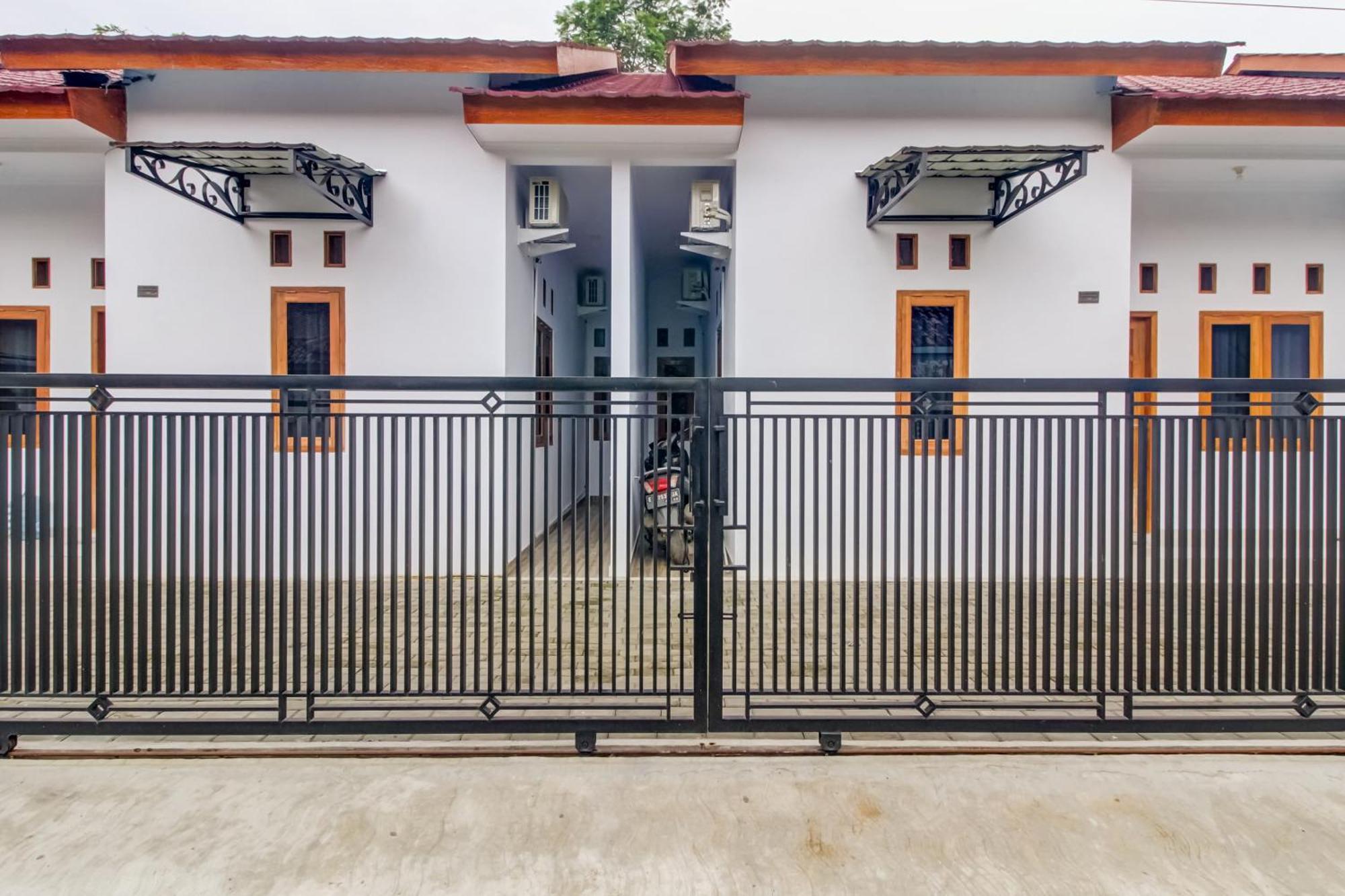 Oyo 91243 Bina Syariah Guest House Cirebon Zewnętrze zdjęcie