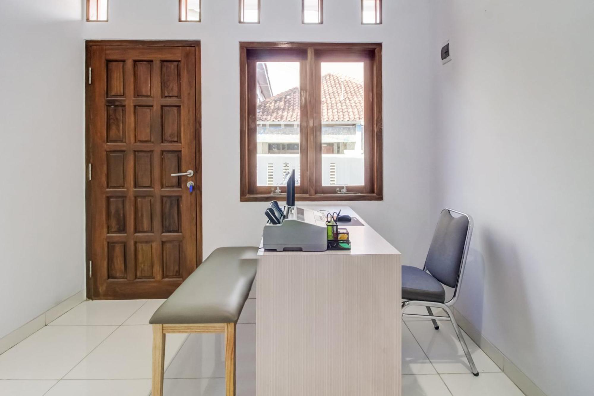 Oyo 91243 Bina Syariah Guest House Cirebon Zewnętrze zdjęcie