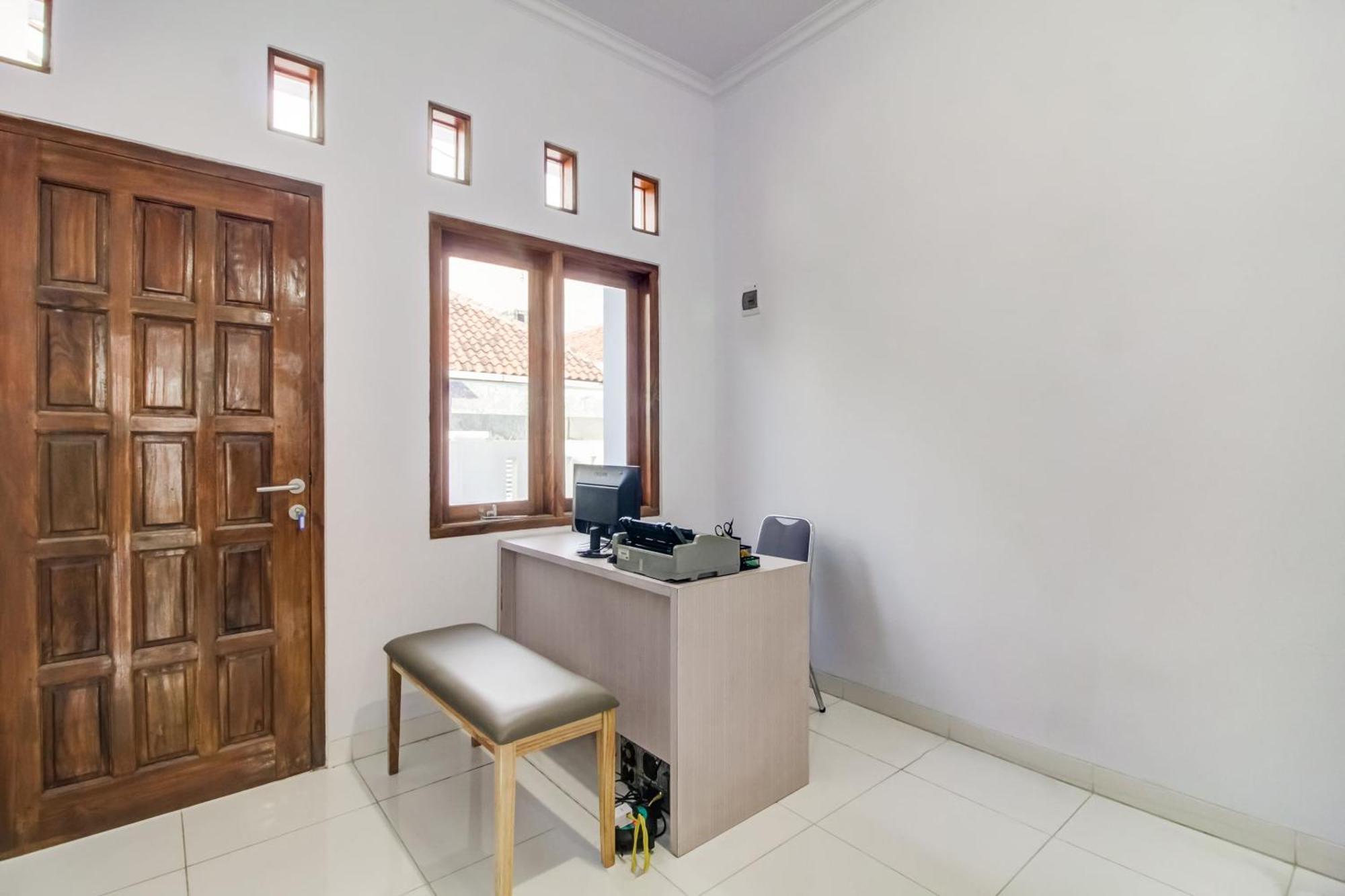 Oyo 91243 Bina Syariah Guest House Cirebon Zewnętrze zdjęcie