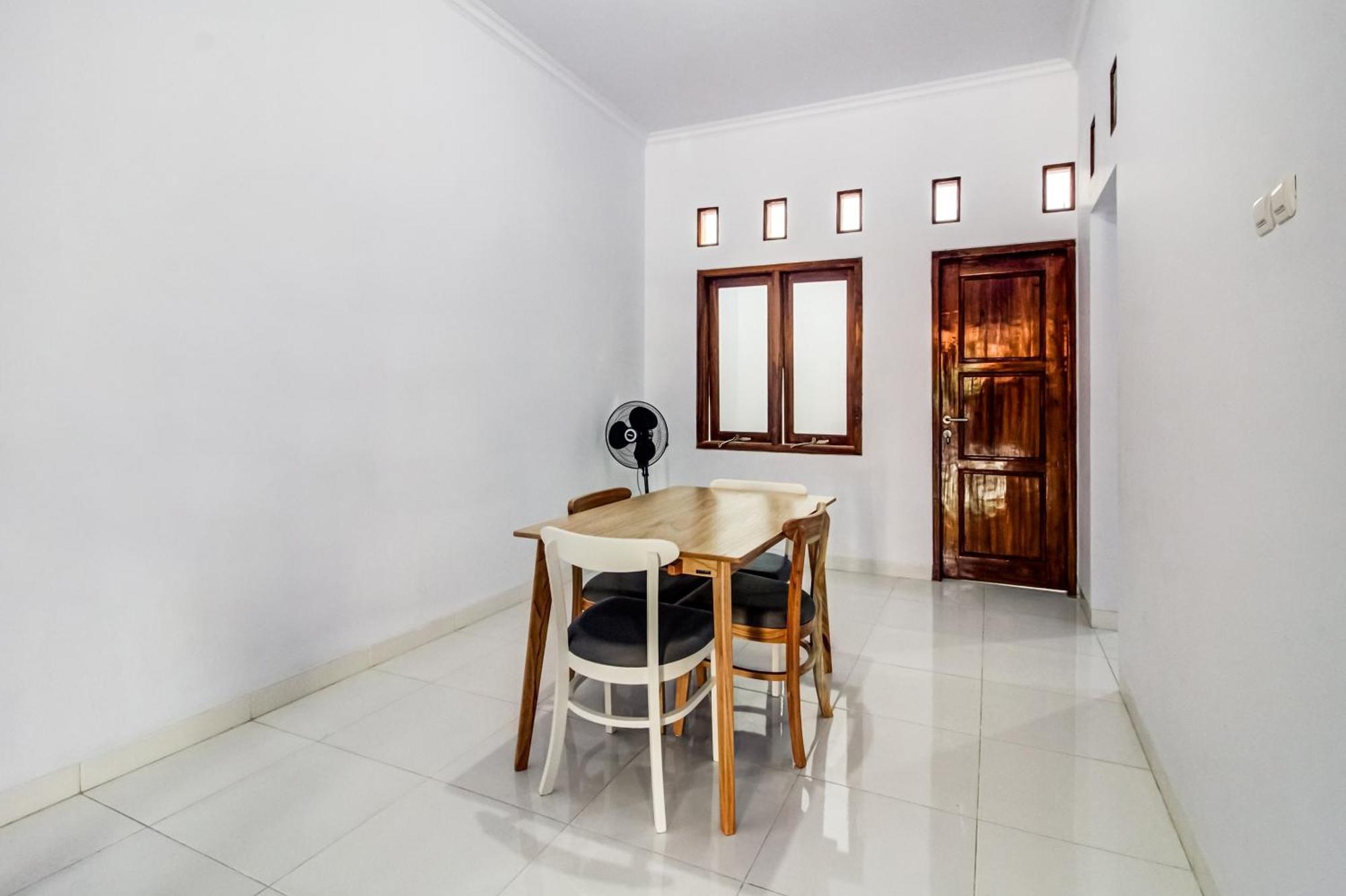 Oyo 91243 Bina Syariah Guest House Cirebon Zewnętrze zdjęcie