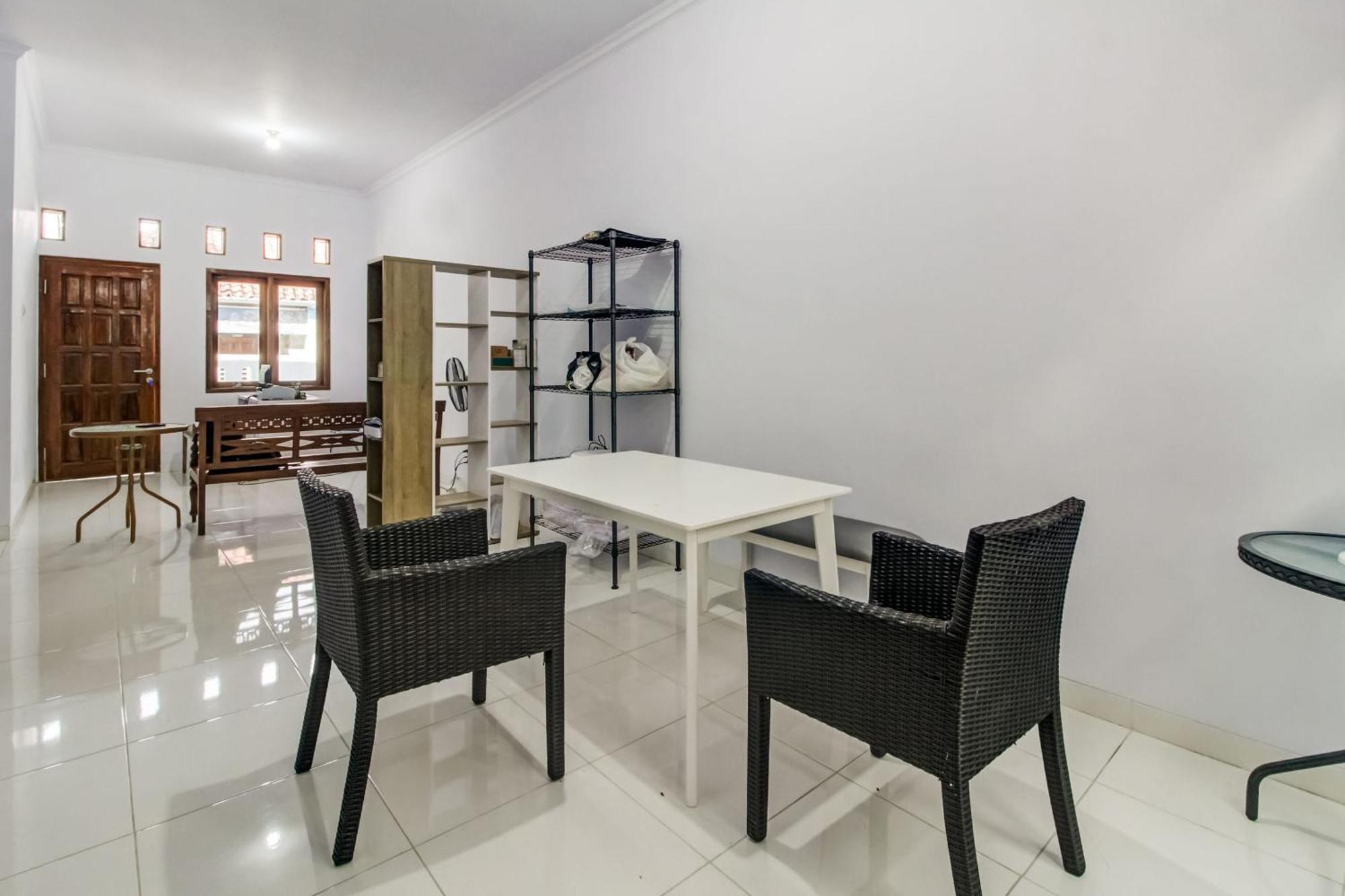 Oyo 91243 Bina Syariah Guest House Cirebon Zewnętrze zdjęcie