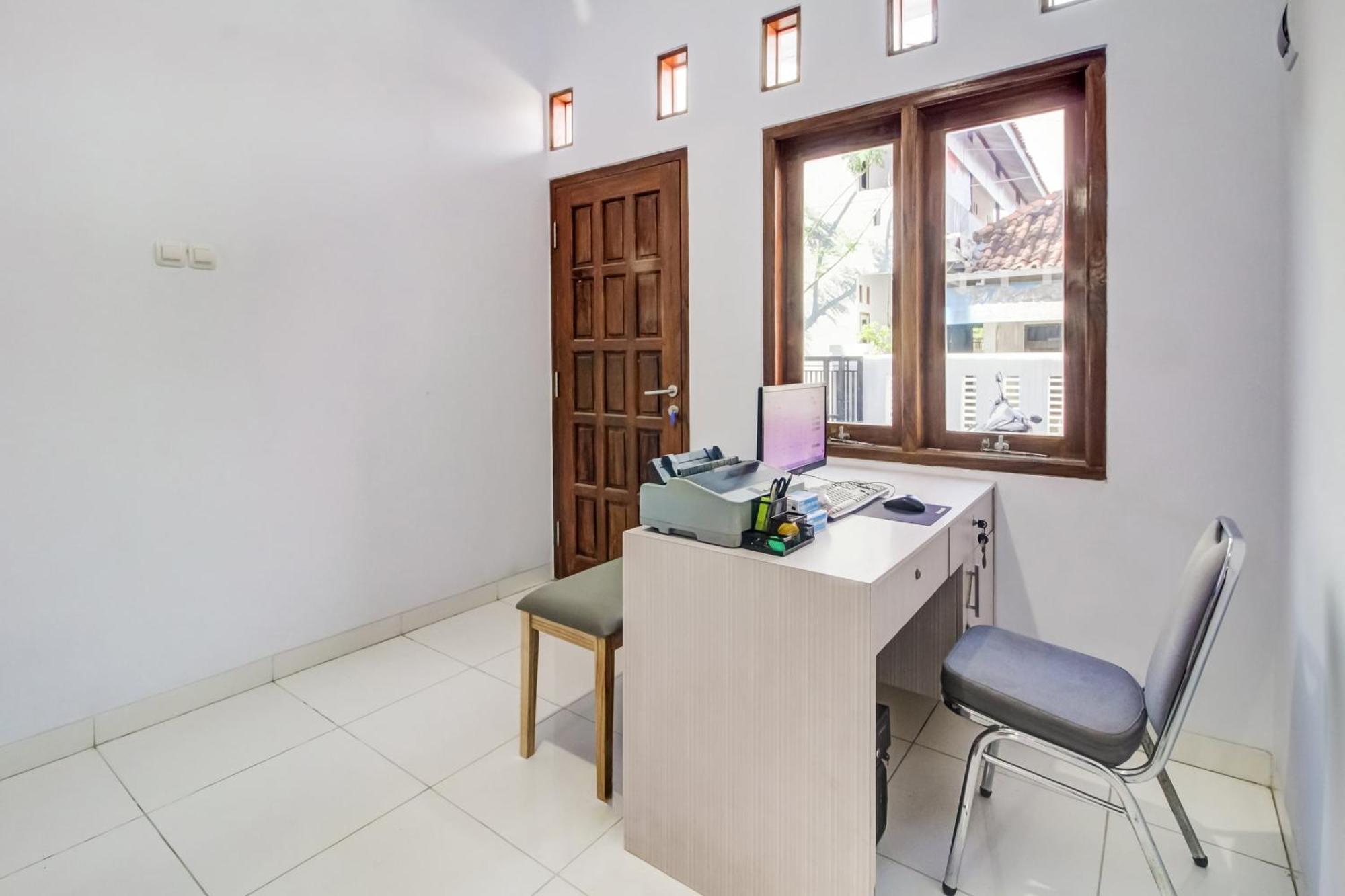 Oyo 91243 Bina Syariah Guest House Cirebon Zewnętrze zdjęcie