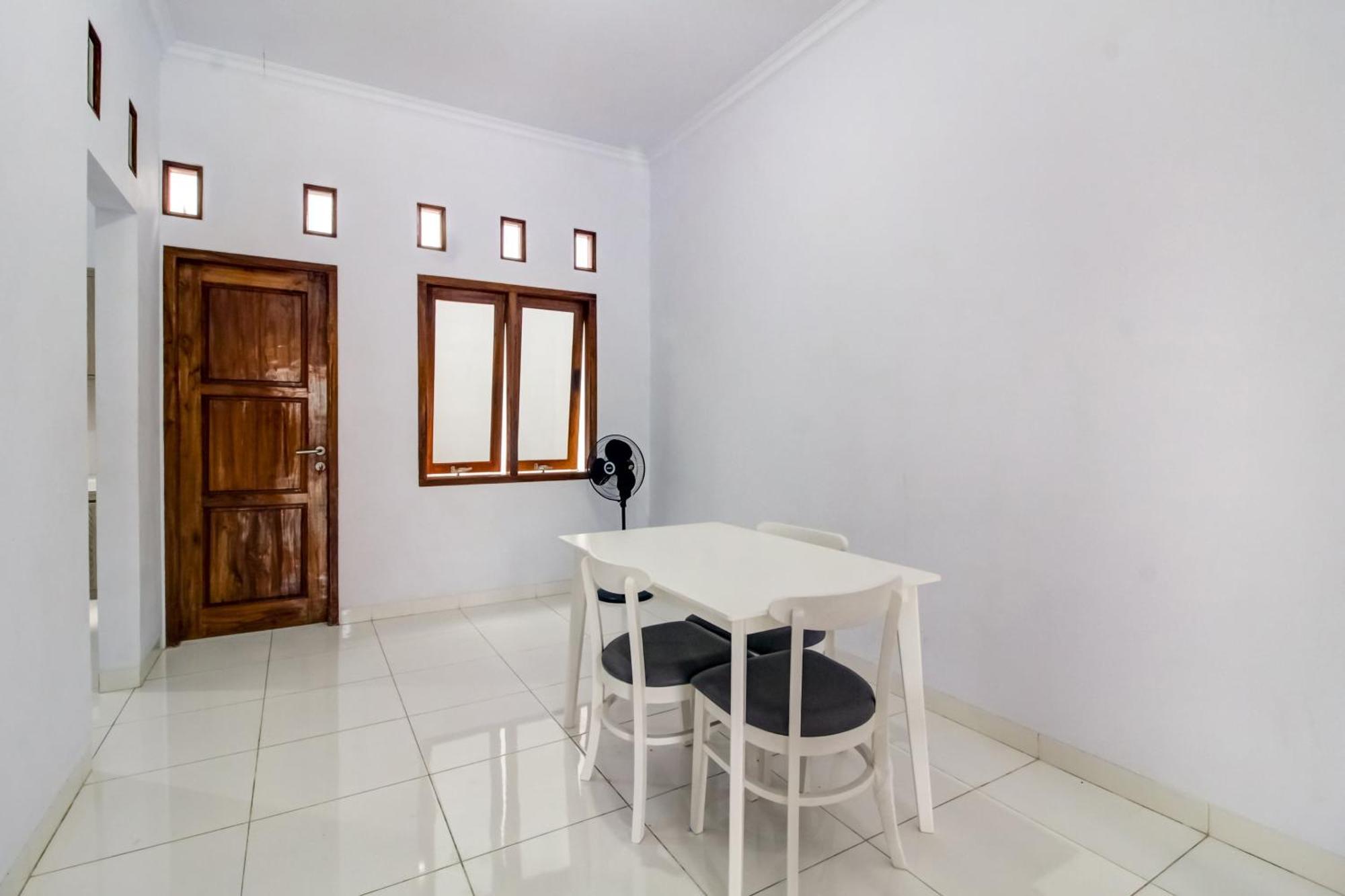 Oyo 91243 Bina Syariah Guest House Cirebon Zewnętrze zdjęcie